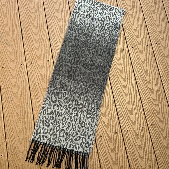 Cejon made in Italy, gray leopard print, oblong scarf/wrap with fringe - Picture 2 of 5
